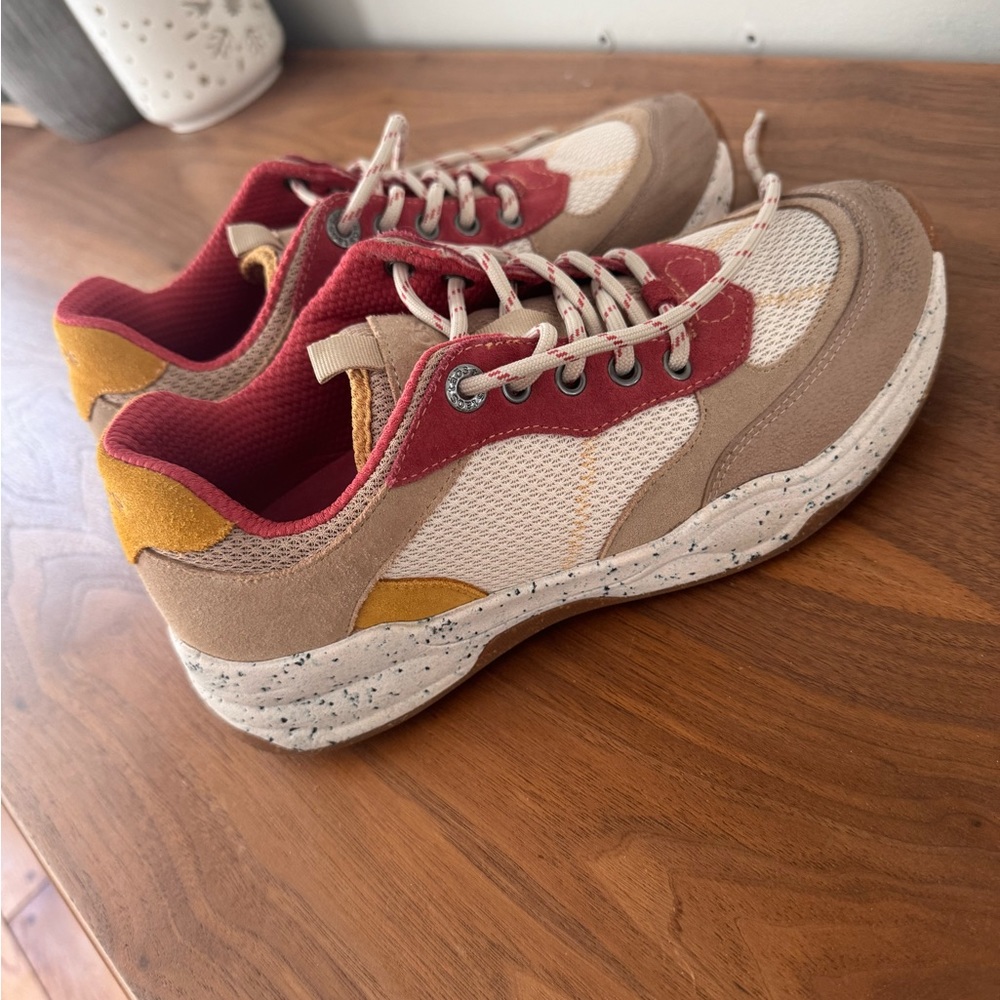 Size 8.5 womens Taōs Super Hiker sneakers